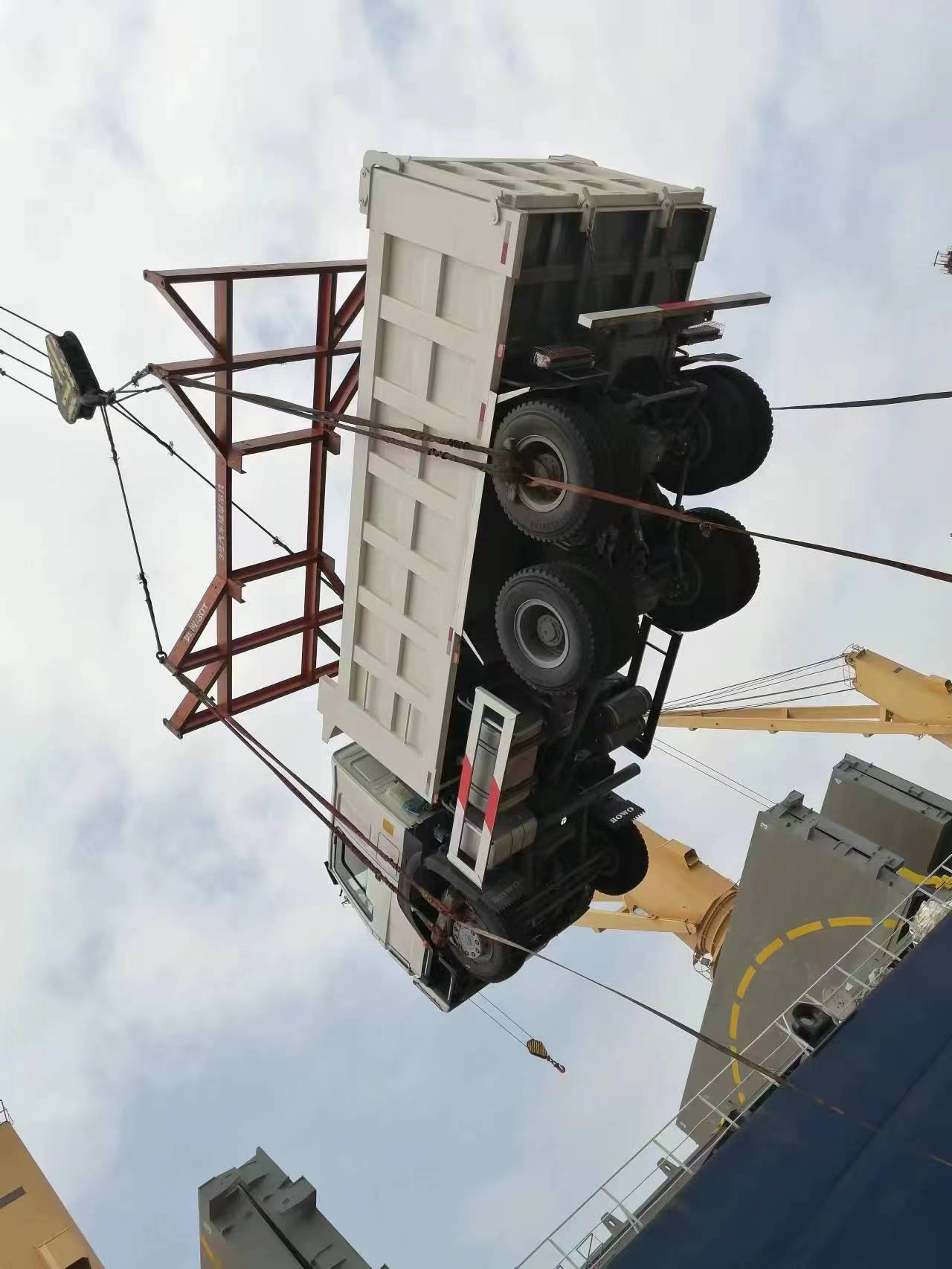 SINOTRUK హౌ 6*4 డంప్ ట్రక్కులు రవాణాకు సిద్ధంగా ఉన్నాయి